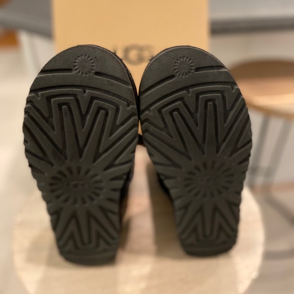 SOLD! Ugg boots - Picture 4 of 7